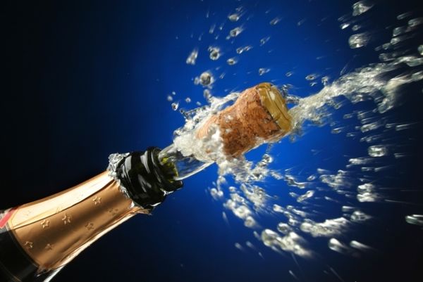 Κερνάει σαμπάνιες ο Ντεμόλ!