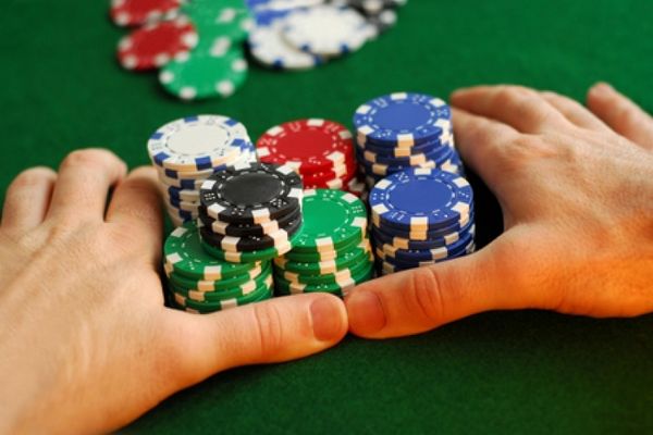 Δεν κάθεσαι ποτέ να παίξεις πόκερ… χωρίς λεφτά