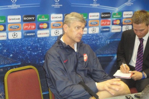 Βενγκέρ: «Σεβόμαστε τον Ολυμπιακό»