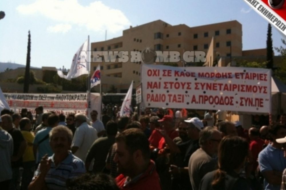 Οι ταξιτζήδες «πατάνε γκάζι» στο υπουργείο Μεταφορών