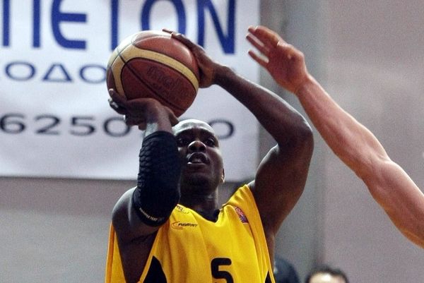 Πατάει παρκέ και ο Κις!