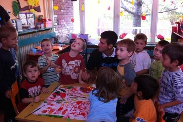 Δίπλα στα παιδιά ο Τζόκοβιτς (video)