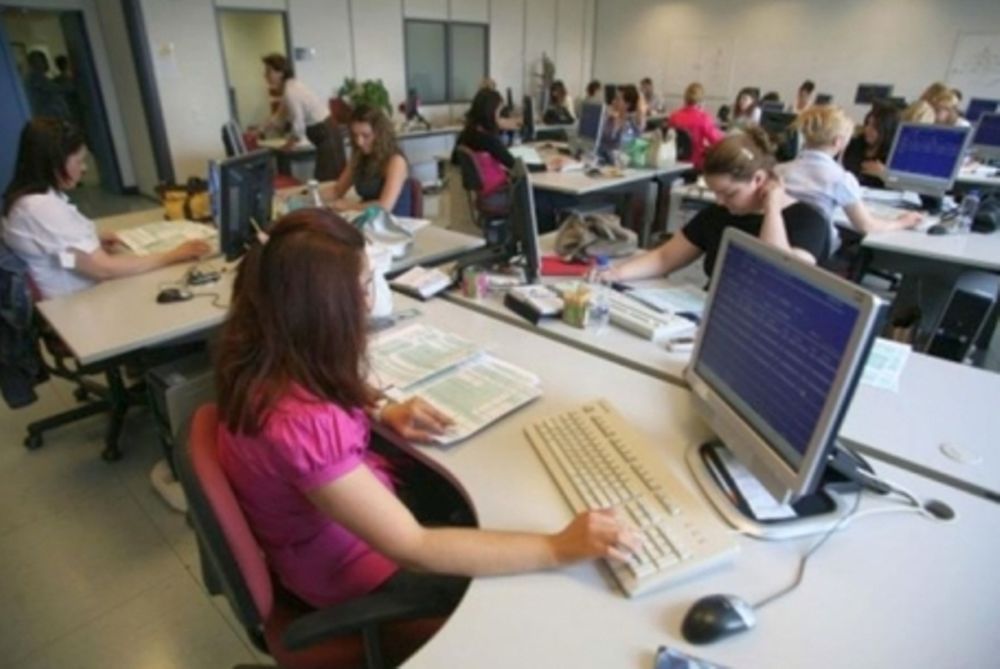 Η τρόικα εμμένει στο ζήτημα των απολύσεων