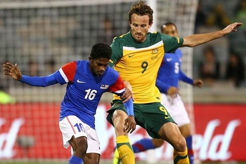 Τάκλιν για κάρτα σε… διαιτητή! (video)