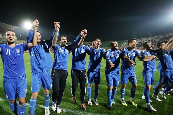 Οι Έλληνες τραγουδούν ακόμα... (videos + photos)