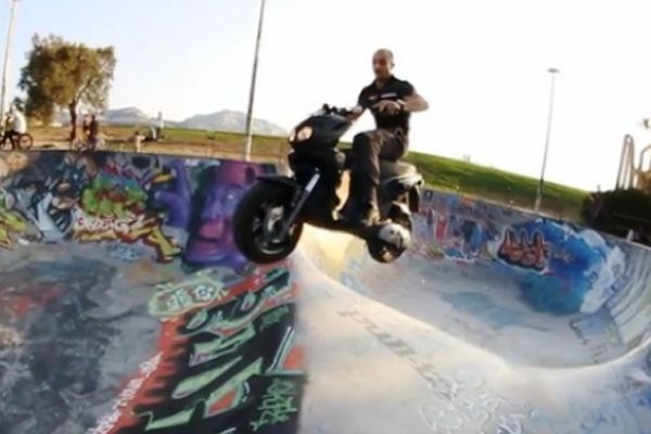 Ένα scooter σε Skatepark