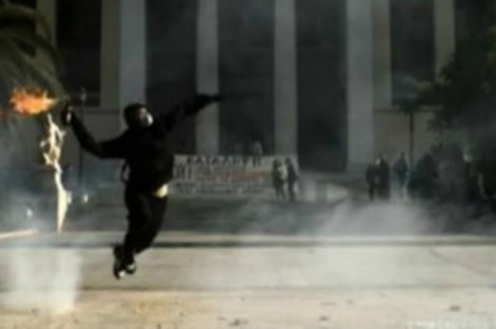 Η μολότοφ, ο ΜΑΤατζής και το σποτ που λογόκρινε η ΕΡΤ (video)