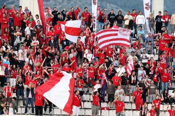 Διεκόπη με αυγά και γιαούρτια η παρέλαση στο Βόλο!