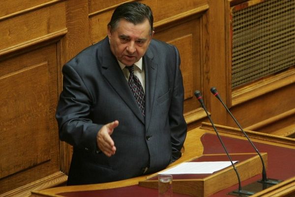 Καρατζαφέρης: «Ας μην ανακατεύουμε το ποδόσφαιρο με την πολιτική»