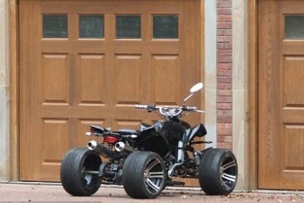 Ο Μπαλοτέλι και οι κόντρες με την… γουρούνα του!