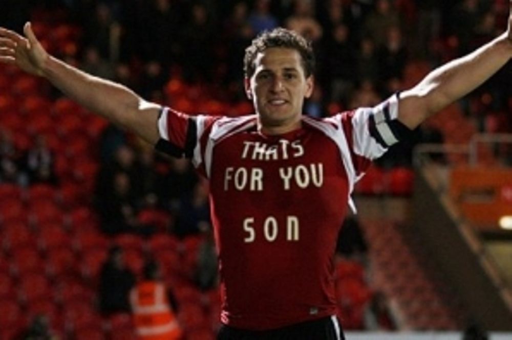 O ποδοσφαιριστής που συγκίνησε τους οπαδούς σε γήπεδο και Twitter 