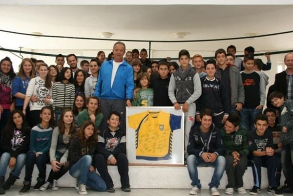 Νέα… επίσκεψη σε σχολεία