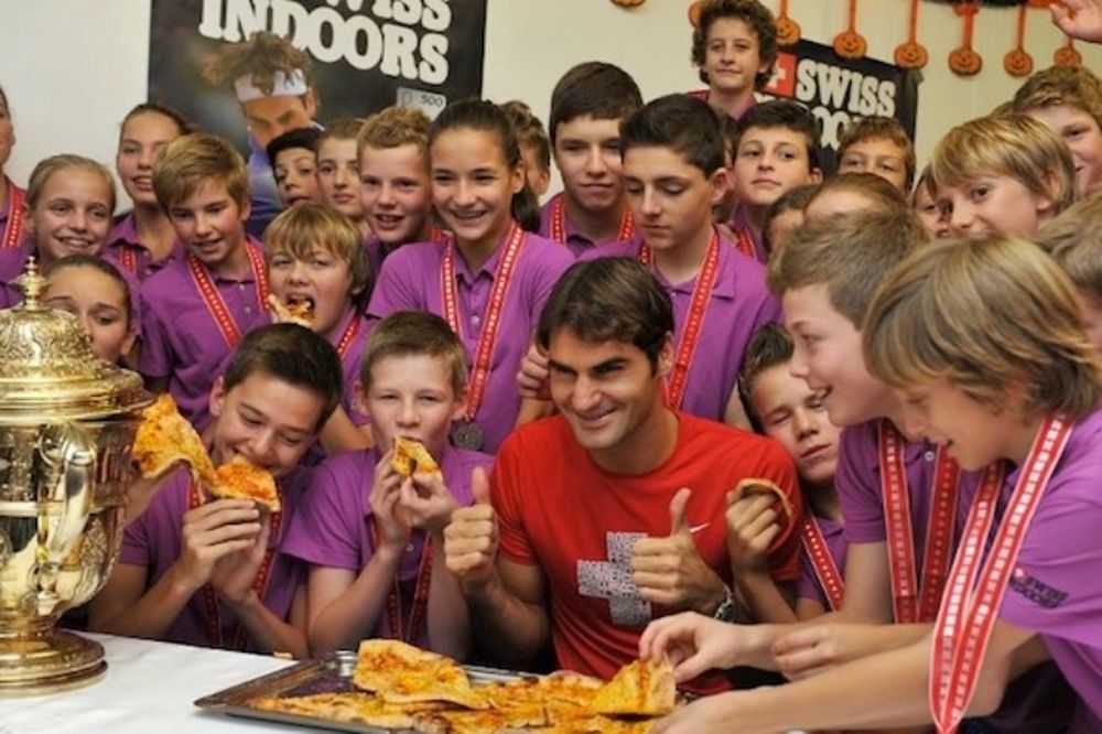 Κέρασε πίτσα τα ballboys ο Φέντερερ