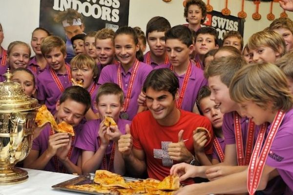 Κέρασε πίτσα τα ballboys ο Φέντερερ