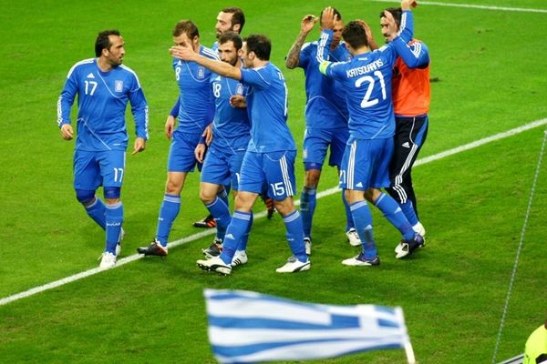 Βαδίζει σε ολόισιες ράγες...