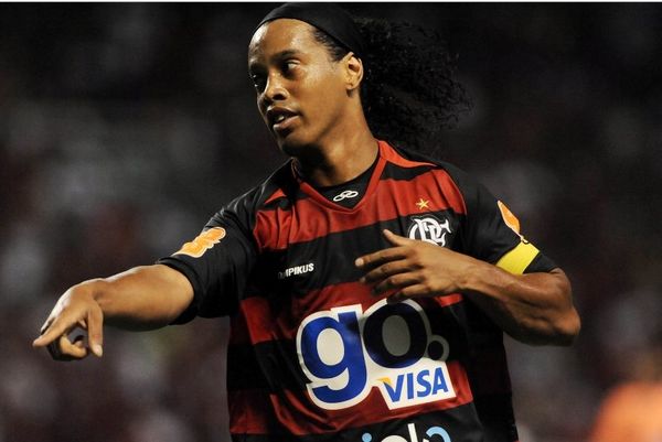 Βελόσο: «Είναι μόνο φήμες για τον Ροναλντίνιο»