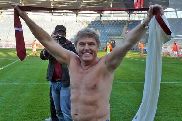 Προπονητής έκανε… striptease και απολύθηκε! (video)
