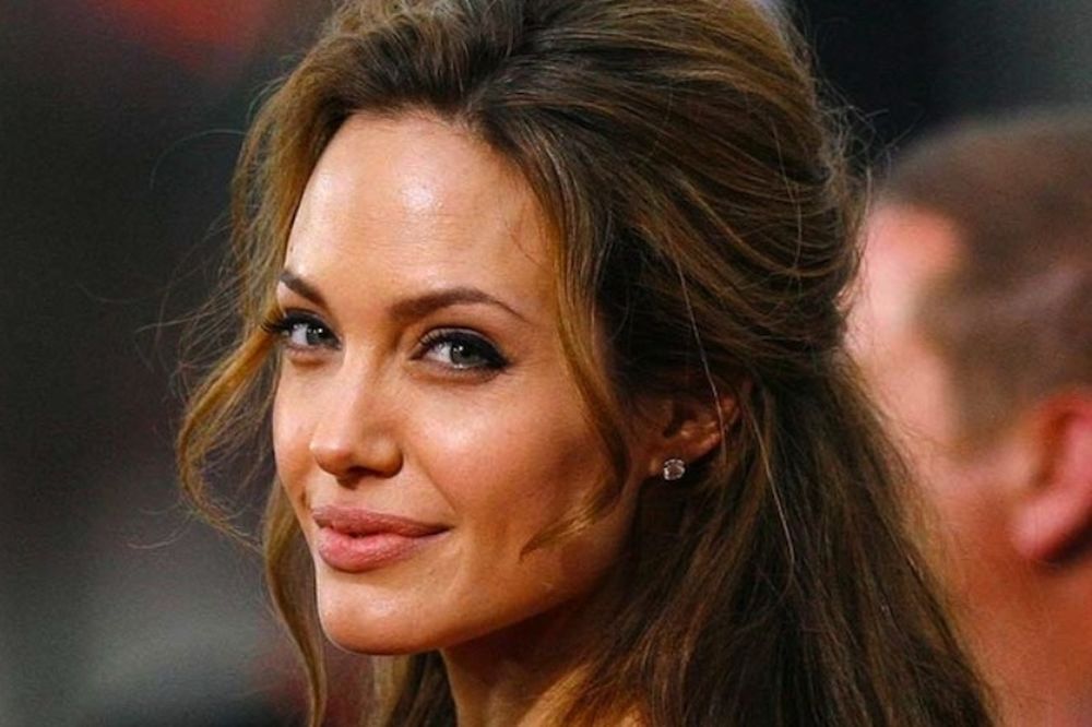 Γραφείο κηδειών… Angelina Jolie