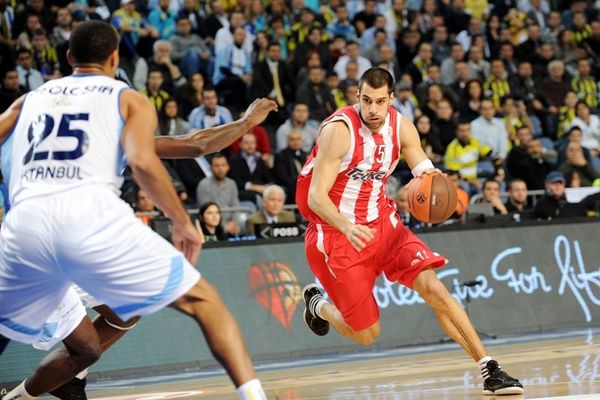 «Λύγισε» στην Πόλη ο Ολυμπιακός από τη Φενέρ