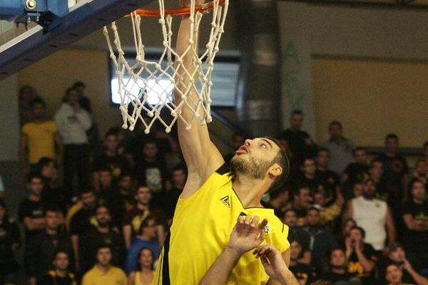 Με έξι παίκτες η ΑΕΚ