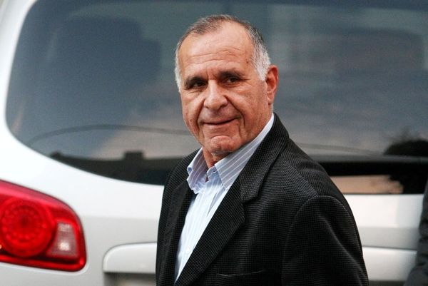 Πρόταση στον Κωνσταντίνου