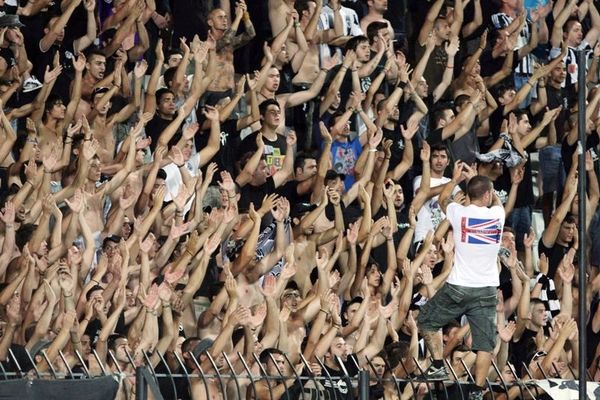 Συνθήματα κατά της Βουλής στην Τούμπα