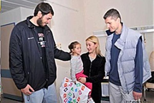 Μοίρασε δώρα και χαμόγελα ο Κολοσσός
