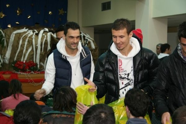 Μοίρασαν χαρά οι παίκτες του Παναιτωλικού