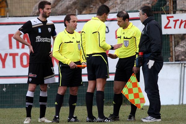 Καρεκλιά στην... πλάτη του ποδοσφαίρου! (videos+photos)