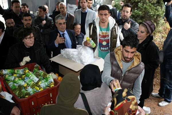 Δίπλα στους άστεγους η Εθνική και η Αρχιεπισκοπή (photos+videos)