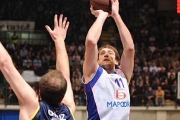 «Διπλό» και πρωτιά για Φενέρ