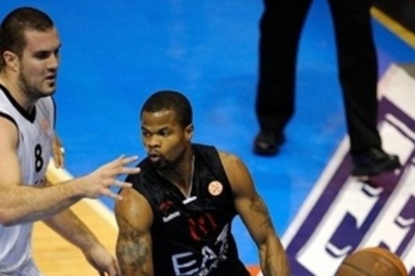 Πέρασε στους «16» η Αρμάνι
