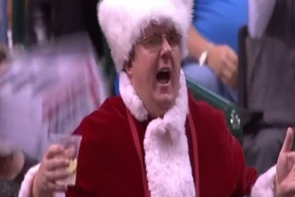 Mεθυσμένος Αγιος Βασίλης εναντίον ΛεΜπρον Τζέιμς (video)