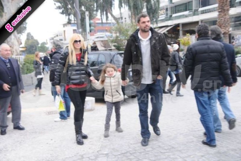 H oικογενειακή βόλτα του Δημήτρη Παπανικολάου στη Γλυφάδα