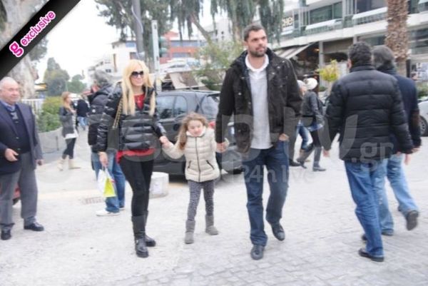 H oικογενειακή βόλτα του Δημήτρη Παπανικολάου στη Γλυφάδα