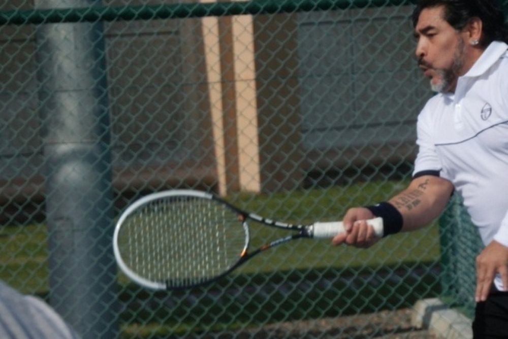 Ο Μαραντόνα παίζει τένις (photos+video)