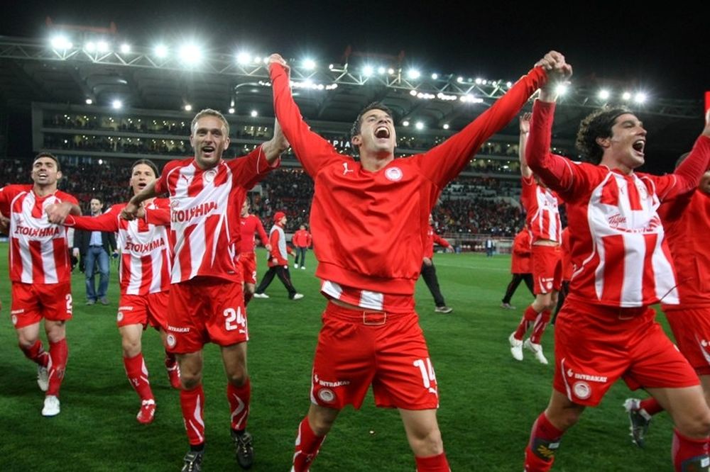 Μάρτιος 2011: Ο τίτλος βάφτηκε «κόκκινος»