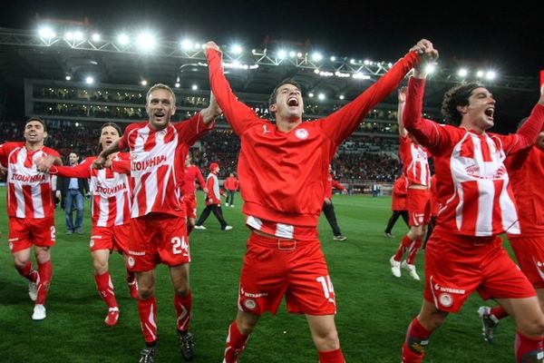 Μάρτιος 2011: Ο τίτλος βάφτηκε «κόκκινος»