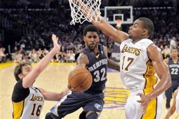 Νίκη των Λέικερς, παρά τη σωρεία λαθών