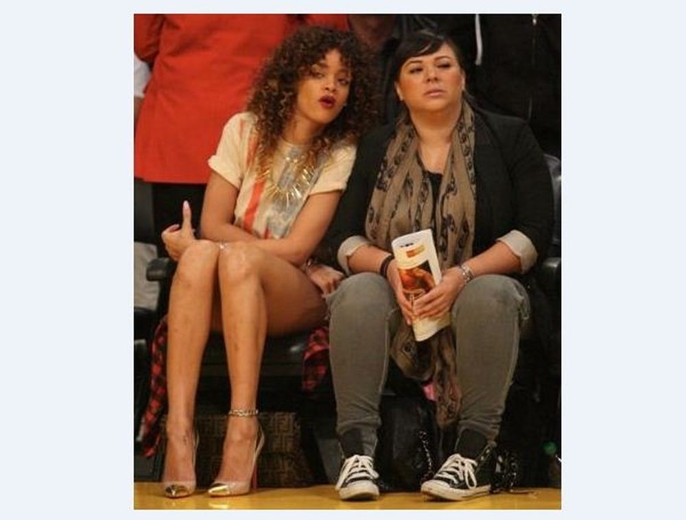  Rihanna, σε αγώνα μπάσκετ με ένα ζευγάρι Louboutin (photos)