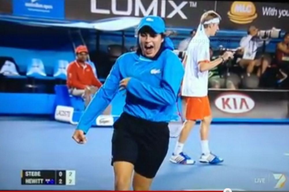 Ball girl εναντίον… γρύλου (video)