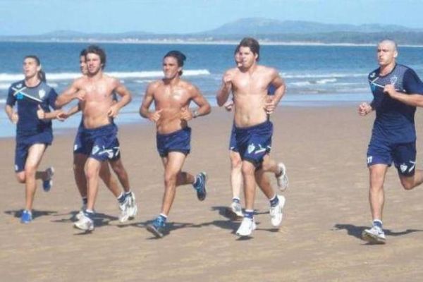 Ημίγυμνοι στην παραλία οι παίκτες της Velez Sarsfield