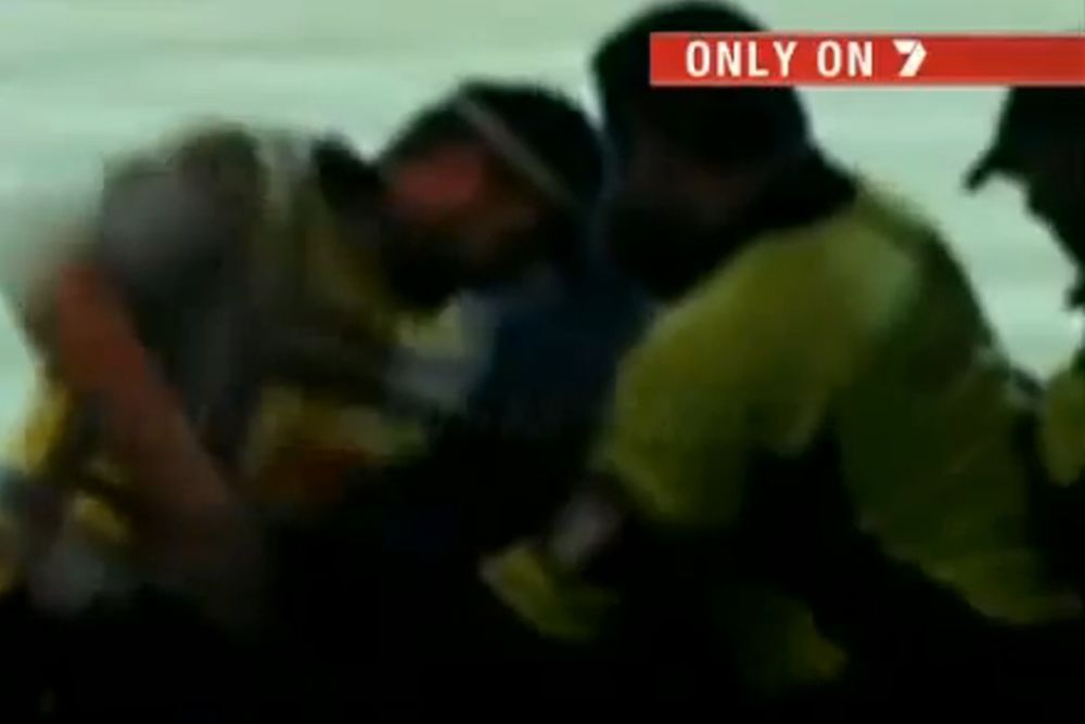 Πρωτοφανής επίθεση αστυνομικού σε φίλαθλο αγώνα κρίκετ! (video)