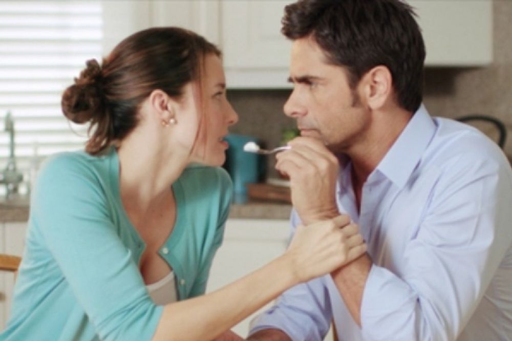 Το ελληνικό γιαούρτι και ο John Stamos πηγαίνουν Super Bowl! (video)