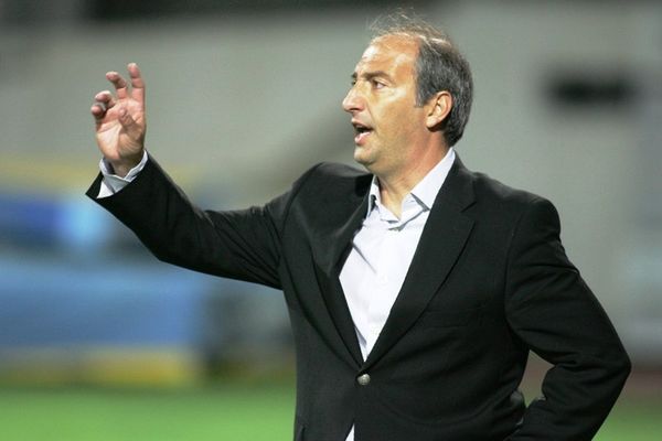 Ο Δέδες και επισήμα στον πάγκο του Ηλυσιακού