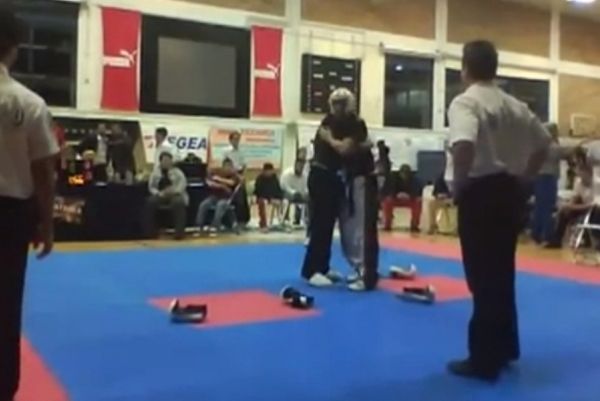 Ένας αγώνας kick boxing, ύπνος για τους άνδρες!