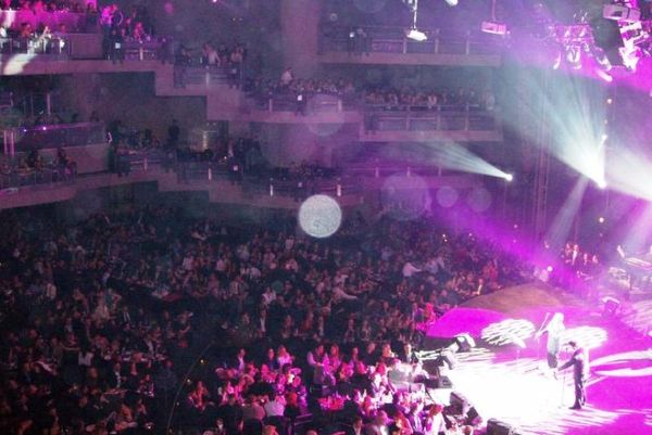 Τραγουδίστρια είδε διεθνή και ερωτεύτηκε…