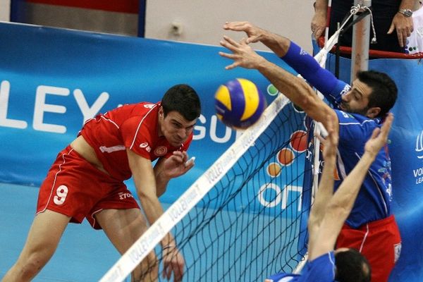 Εύκολα τον Φοίνικα και 2η θέση για τον Ολυμπιακό