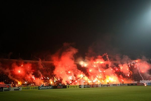 Στο νοσοκομείο από φωτοβολίδα οπαδός του ΠΑΟΚ