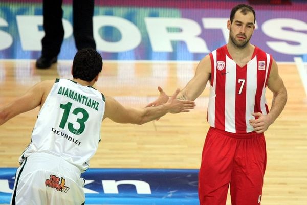 «Ερυθρόλευκοι» VS «πράσινοι»